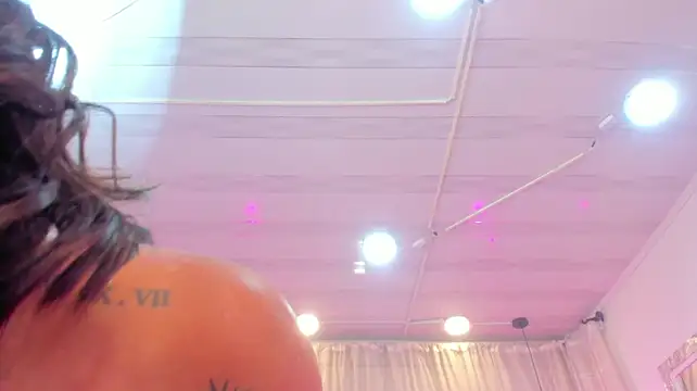 Francesca_Skuirt Adlı Modelin Canlı XXX Sohbeti