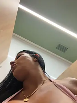 Chat +18 de Elara_Luxe ao vivo