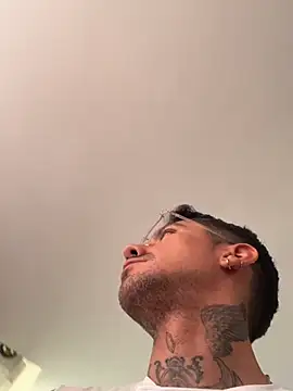 MR_EITHAN লাইভ XXX চ্যাট