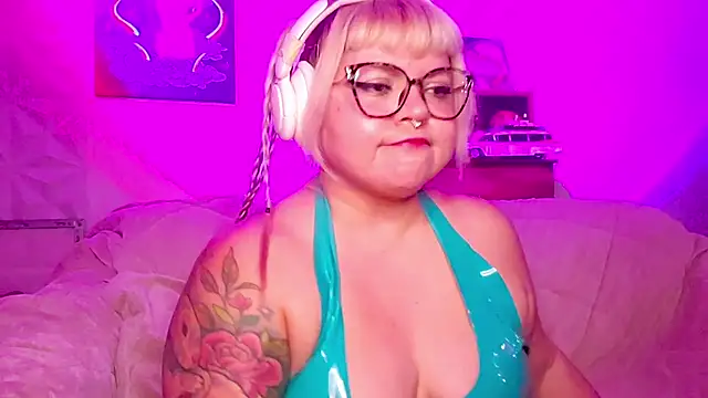 צ'אט XXX בשידור חי של Satyn_doll