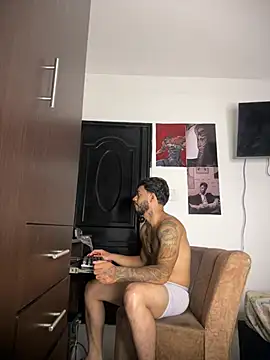 Enzomoretti__ élő XXX-chatje