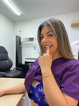 צ'אט XXX בשידור חי של alicee16