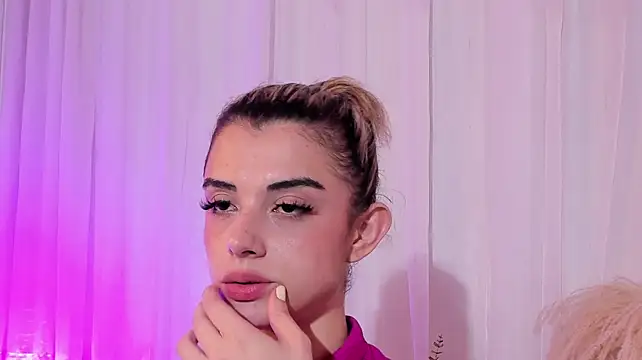 Show modela ScarlettBlair1 na web-kameri