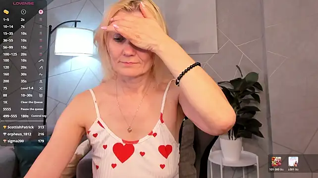 Julie_Lucas' Live XXX Chat