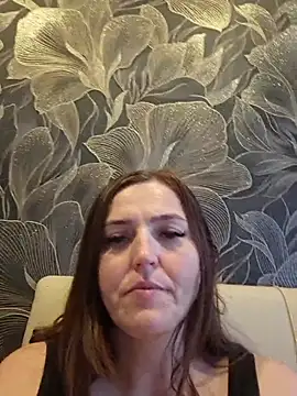 Chat +18 de MilaMature ao vivo