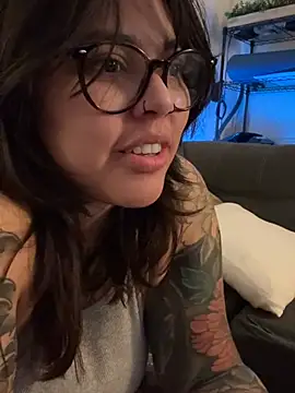 XXX chat uživo modela miacanela_xo