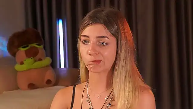XXX chat uživo modela MilaMilkEyes