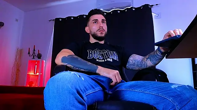 MightyAaron66 Adlı Modelin Canlı XXX Sohbeti