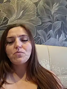 Chat +18 de MilaMature ao vivo