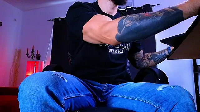 MightyAaron66 Adlı Modelin Canlı XXX Sohbeti