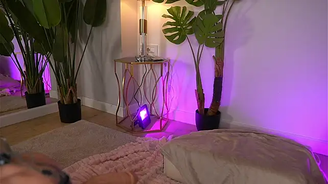 SnowyElsaa's Live XXX Chat