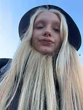 Elfi_InPublic's Live XXX Chat
