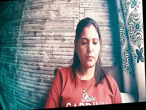 צ'אט XXX בשידור חי של indianlusyy