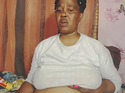 XXX chat uživo modela Ebonyboobsmilk