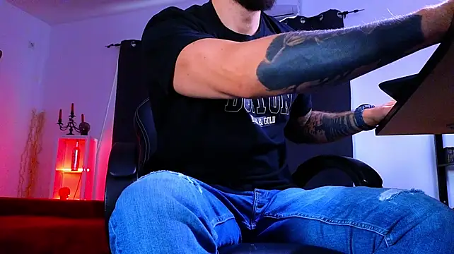 MightyAaron66 élő XXX-chatje