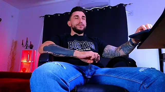MightyAaron66's Live XXX Chat