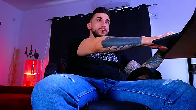 MightyAaron66's Live XXX Chat