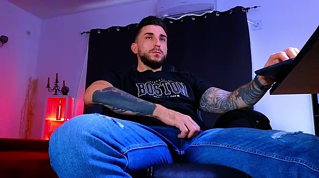MightyAaron66's Live XXX Chat