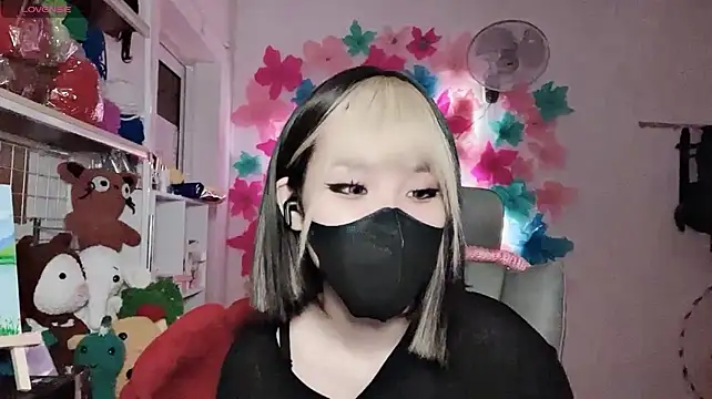 XXX chat uživo modela Tieu-May