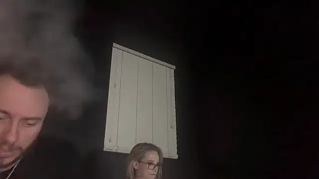 צ'אט XXX בשידור חי של hungandcloudy
