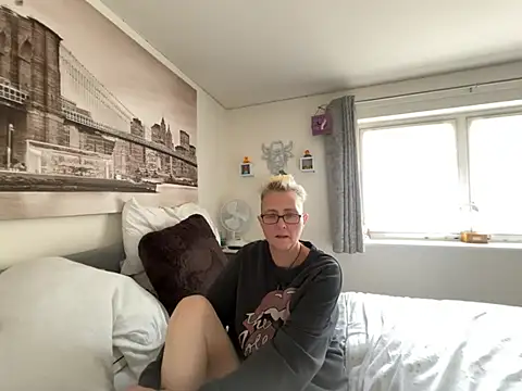 Curvy-Jinxn Live XXX chat