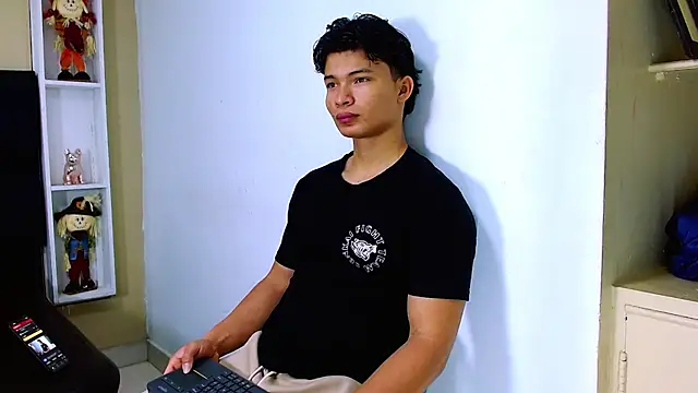 GoldenBoy_23: онлайн-секс-чат