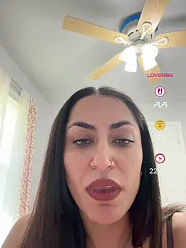 YourQueen18's Live XXX Chat
