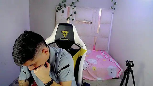 Reed_athlete's Live XXX Chat