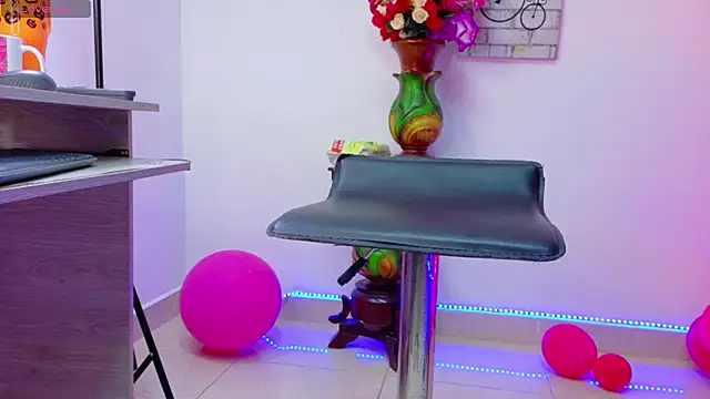 lararoberts_'s Live XXX Chat