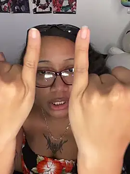 badgirluzi লাইভ XXX চ্যাট