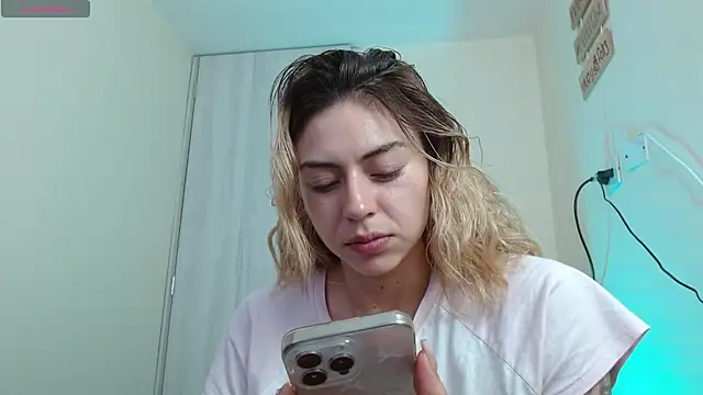 צ'אט XXX בשידור חי של aprildumont