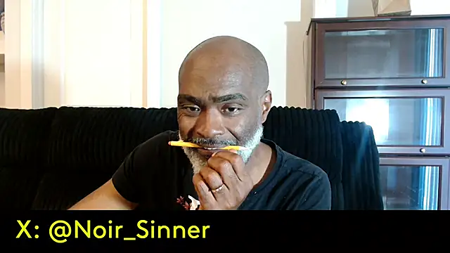 XXX chat uživo modela sinnernoir