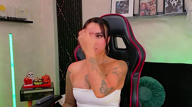 EmmyEvans1's Live XXX Chat