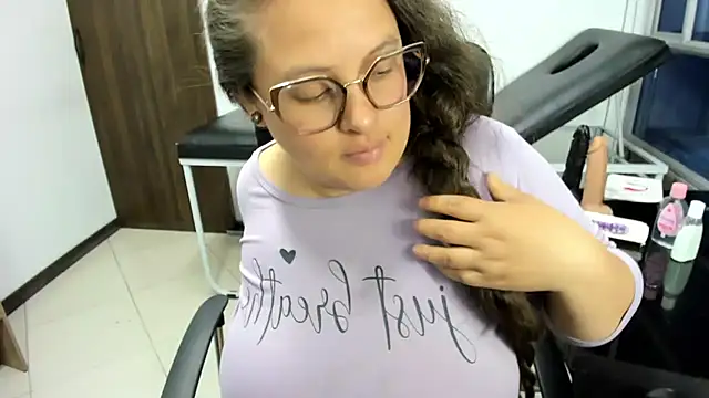 Chatroom XXX en direct de SaraThonson_