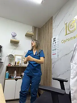 alicee16 Adlı Modelin Canlı XXX Sohbeti