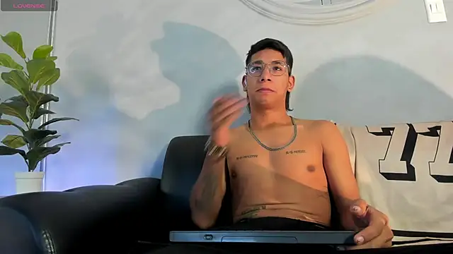 Harry04_ Live XXX Chat