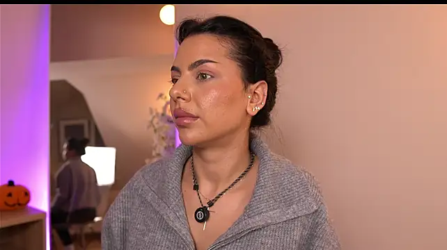 Ivy_Trixx Adlı Modelin Canlı XXX Sohbeti