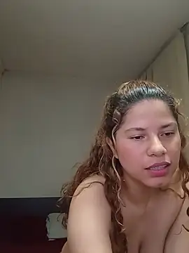 EmilyCm লাইভ XXX চ্যাট