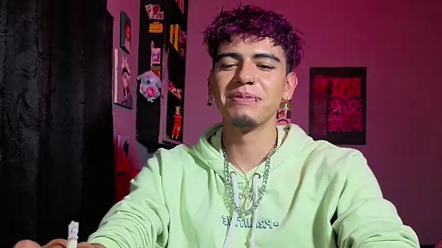 Show modela MikeyKuro na web-kameri