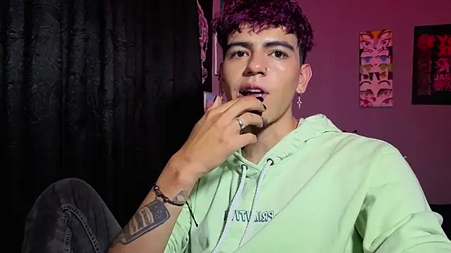 MikeyKuro webkamerás műsora