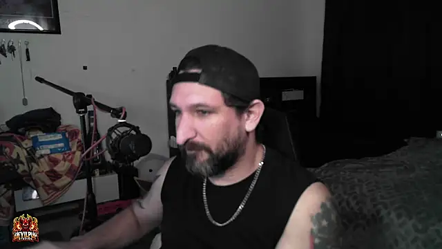 DevilPup75_ Show in webcam