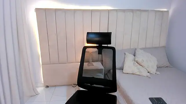 JustPhantom Adlı Modelin Canlı XXX Sohbeti