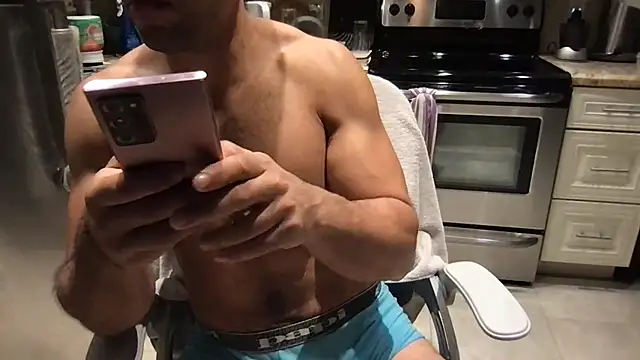 XXX chat uživo modela BigGuyMuscle