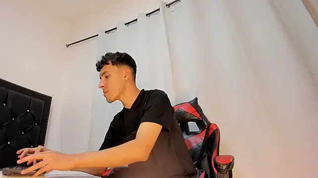 MaxLeons live XXX chat