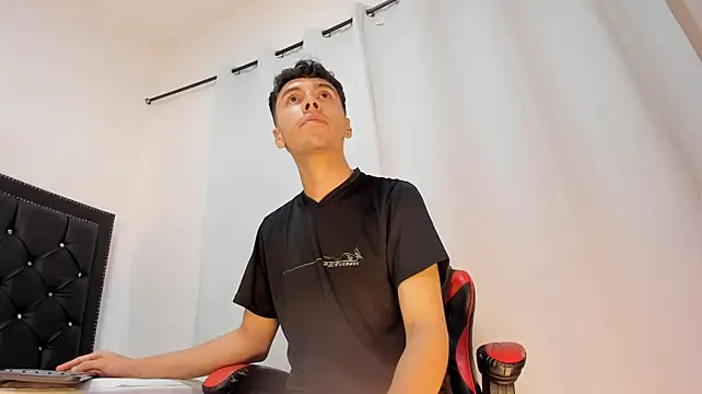 MaxLeons live XXX chat