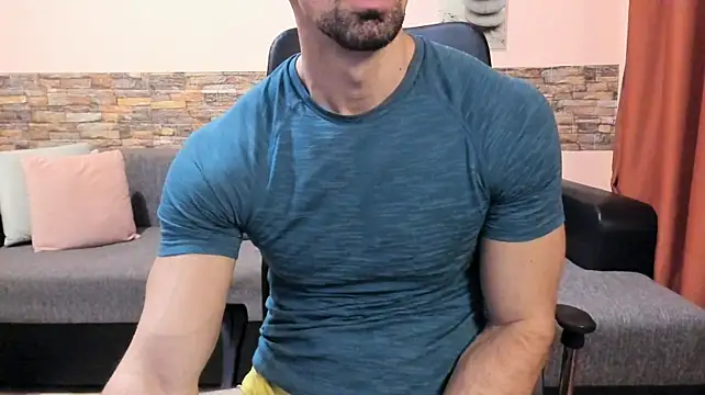 HotHunkTrainer live XXX chat