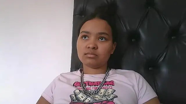 צ'אט XXX בשידור חי של indianaphrodite1