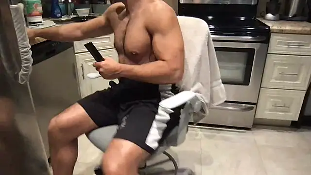 BigGuyMuscle XXX чат на живо