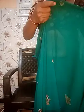 Pooja-121's Live XXX Chat