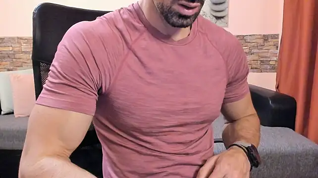 צ'אט XXX בשידור חי של HotHunkTrainer